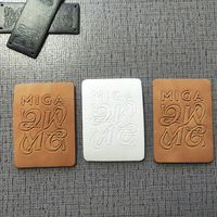 Usine personnalisé en gros en relief en cuir Pu Logo fer sur patchs étiquettes pour vêtements chapeaux Jeans