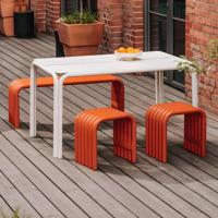 Tables et bancs en fer tubulaire courbé de style nordique minimaliste pour l'extérieur, adapté aux greniers, terrasses, salles à manger et espaces publics.