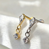 Vente en gros : Pendentif en titane ASTM F136 en forme de cerf-volant incrusté de zircon, élégant, non fileté, pour cartilage, bijoux de corps perforés