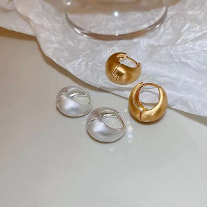 Élégantes Boucles d'Oreilles Créoles Rondes Texturées Haut de Gamme Plaqué Or 22K Brossé pour Cadeaux d'Anniversaire - Product Image 5