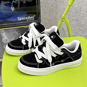 Chaussures de sport compensées d'été pour hommes - Rares baskets décontractées noires en toile, style rétro japonais et polyvalence accrue - Product Image 1