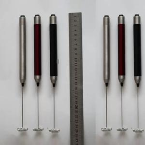 <span class=keywords><strong>Mousseur</strong></span> à lait électrique portatif 2-en-1 en acier inoxydable extra long et élégant pour femme - Product Image 4