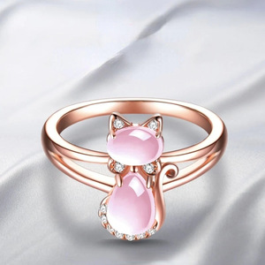 Anello Moda Cat Rose, Design Minimalista ed Elegante con Cristalli, Gioiello da Donna per Uso Quotidiano - Product Image 1