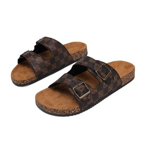 Vente en gros de nouvelles pantoufles souples pour hommes en cuir synthétique avec semelle en PVC, à porter avec une robe de plage, sortie d'usine - Product Image 1