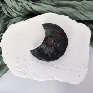 Venta al por mayor de esculturas de piedra natural pulida a mano con diseño de luna de piedra de sangre africana, regalo para el hogar u oficina - Product Image 2