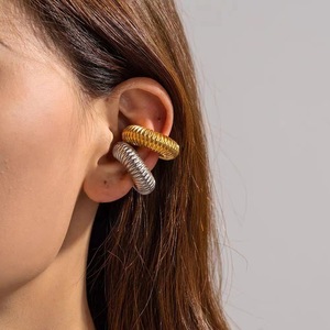 Aros de Oreja Tubulares Gruesos y Huecos |   Diseño Punk de Acero Inoxidable Unisex |   Joyería Dorada para Fiestas, Resistente al Agua, Hipoalergénica y que No se Desvanece - Product Image 6