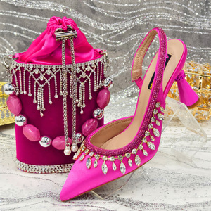 Conjunto de zapatos y bolso - Zapatos de mujer con punta en pico y pedrería, combinados con un bolso de noche estilo cubo del mismo estilo. - Product Image 4