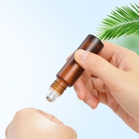Vente en gros de flacons en verre transparent givré brun vides pour huiles essentielles et parfums, 5 ml, 10 ml, 15 ml, avec bouchon en bambou et bille en métal