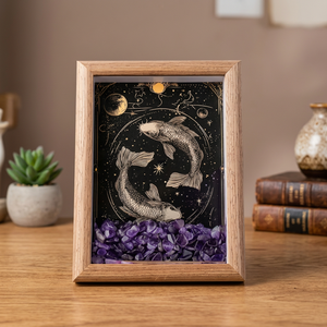 Marco de fotos con piedras naturales trituradas y los signos del zodiaco, con el signo de Piscis y fragmentos de cristal de amatista púrpura. - Product Image 3