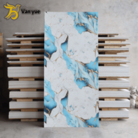 Vente en gros de panneaux PVC modernes ignifuges de haute qualité 1220*2440mm avec design marbré UV pour la décoration murale intérieure et l'usage domestique