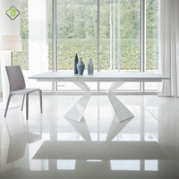 Table de salle à manger au design unique avec pieds en métal noir et plateau en céramique imitation marbre, idéale pour les restaurants modernes