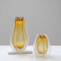 Bixuan Vase en verre à pétales soufflé à la main sculptural givré clair doré ambre Bloom Designs pour arrangements floraux décor à la maison