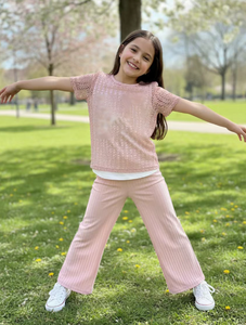Set 3 Pezzi di Alta Qualità per Bambine con Motivo a Cuori Traforati in Pizzo: Top in Pizzo + Canotta Interna + Pantaloni a Zampa, Outfit Quotidiano per Bambini - Product Image 4