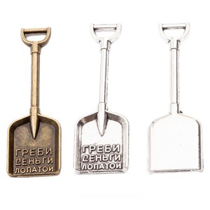 Colgante con diseño de pala de dinero con mango en D, de aleación de zinc en bronce antiguo, con eslogan ruso, para la prosperidad, con etiquetas de regalo - Product Image 1
