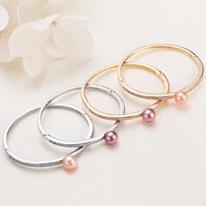 กำไลข้อมือไข่มุกน้ำจืดชุบทองแดงและทองคำแบบขายส่ง ประดับเพชรซิคอนทรงกลม กำไลข้อมือจูจี้ - Product Image 1