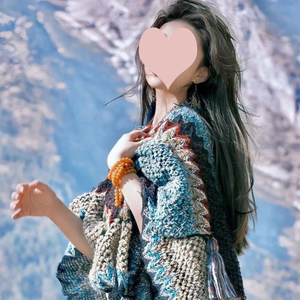 Châle évidé d'inspiration vintage pour les femmes à porter comme cape ou écharpe pendant les mois les plus froids - Product Image 1