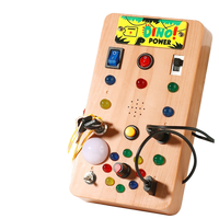 Panel de Juego Interactivo con Interruptor de Luz LED y Enchufe de Simulación para Niños, Juguete Educativo