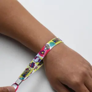 Gratis desain Cina dapat digunakan kembali gelang dengan plastik dapat disesuaikan kain sublimasi warna penuh gelang poliester