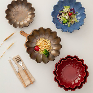 Assiettes de service en céramique en forme de fleur, design vintage émaillé, faites à la main, pour les fêtes et la maison - Product Image 1