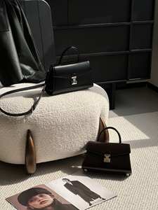 Sac bandoulière brillant haut de gamme, design architectural moderne avec structure de fermeture argentée, sac à main pour femme - Product Image 3