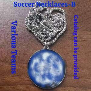 Collier pendentif en métal plaqué bronze en gros, souvenir d'équipe de football européenne, avec motif de basket-ball - Product Image 1