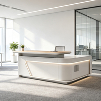 Bureau de direction moderne sur mesure avec plateau en bois à bords arrondis et éclairage LED pour projet de bureau commercial et poste de travail de PDG
