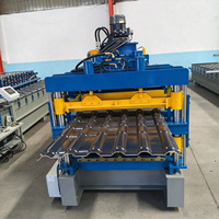 Équipement de formage à froid de panneaux de toiture triple couche à haute efficacité 840/900/800, machine de fabrication de tuiles isolées en mousse de caoutchouc NBR et plastique