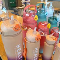 Bouteille d'eau de randonnée motivante de couleur dégradée de 3,3 l avec couvercle en paille, grande capacité, 4 pièces en 1 personnalisé