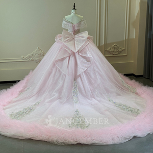 Robe de bal de Quinceañera de luxe XS295 rose avec broderie sur les épaules, imprimé, nœud et traîne chapelle, 100 % polyester - Product Image 4
