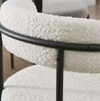 Fauteuil d'appoint moderne nordique en velours bouclé blanc, avec pieds en métal noir et dossier incurvé, idéal pour salon et appartement