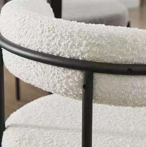 Fauteuil d'appoint moderne nordique en velours bouclé blanc avec pieds en métal noir et dossier incurvé, design rembourré pour la maison, le bureau ou la chambre - Product Image 4