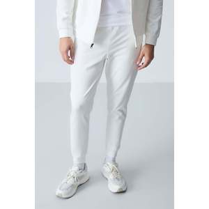 Conjunto Deportivo Air Jones para Hombre en Color Crudo - Ropa Deportiva Cómoda de Mezcla de Poliéster y Algodón para un Estilo de Vida Activo - Product Image 2