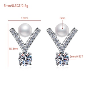 Boucles d'oreilles clous en argent sterling 925 avec perles d'eau douce en forme <span class=keywords><strong>de</strong></span> V <span class=keywords><strong>de</strong></span> 6 et 8 mm et moissanite taille ronde VVS1 <span class=keywords><strong>de</strong></span> 0,5 et 1 carat pour femme - Collection Elegance Jewelry - Product Image 5
