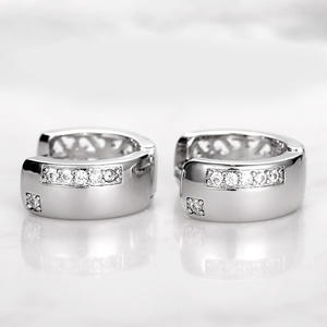 E781 Orecchini in oro bianco con diamanti da donna, classici, con taglio rotondo brillante, colore D naturale, gioielli raffinati - Product Image 6