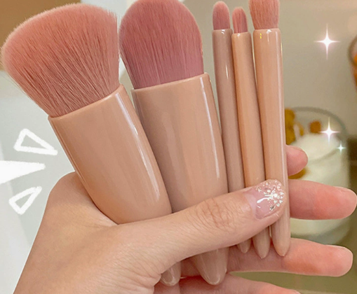 5 makeup brushes