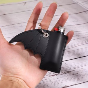 Porte-baume à lèvres gothique en cuir PU, design aile noire, accessoire élégant de style punk pour homme, porte-clés - Product Image 3