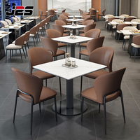 Ensemble table et chaises de restaurant commercial J2S, cadre métallique rembourré sur mesure, mobilier hôtelier pour projets hôteliers