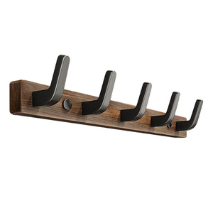Perchero de pared de madera de nogal Pianzzo con ganchos abatibles para llaves, sombreros y bolsos para entrada - Product Image 1