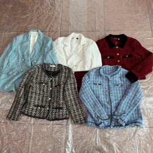 工厂批发大量混装女式冬季厚款时尚潮流外套 - Product Image 5