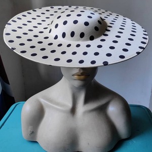 Chapeau en sinamay à pois pour femme, 40*40cm, vente en gros, à large bord plat, pour église, courses, mariage, invitées et occasions formelles - Product Image 1