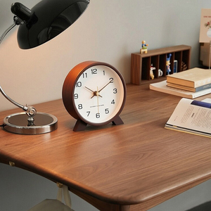 Moderne minimalistische Japandi-stijl analoge houten ronde tafelbladklok met stille, soepele quartz uurwerk, 6 inch, voor op het bureau - Product Image 5