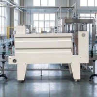 Machine d'emballage sous film rétractable pour bouteilles avec manchon en polyéthylène