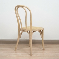 Chaise en bois massif courbé avec assise en rotin, design rustique pour mariages et événements