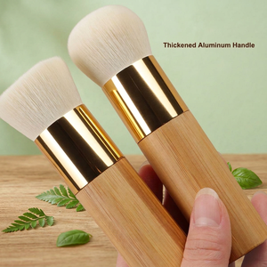 Pinceau de fond de teint à tête plate inclinée avec logo personnalisé, manche en bambou, poils synthétiques doux et denses, pinceau de maquillage pour le visage - Product Image 1
