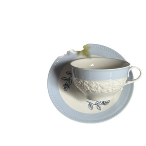 Service de table moderne en porcelaine écologique bleu lait d'été avec motif floral en relief, comprenant tasse, soucoupe et assiette occidentale, pour le thé de l'après-midi, le café et les occasions décontractées - Product Image 5