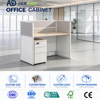 Table de réunion de bureau moderne, design carré, plateau épais, fente de gestion des câbles centrale, extrémités arrondies, placage bois