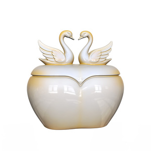 تمثال سيراميك فاخر على شكل قلب بطائرين (بجعتين) للبيع بالجملة، قابل للتخصيص، تحفة فنية سيراميكية راقية للسوق الأوروبية والأمريكية - Product Image 1