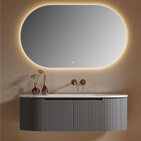 Ensemble de meuble-lavabo mural moderne en bois massif texturé, personnalisé, avec lavabo intégré et miroir LED, pour projets d'appartements et d'hôtels