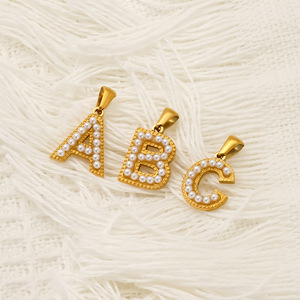 Breloques en perles avec initiales |   Pendentifs initiaux A-Z en acier inoxydable plaqué or 18K PVD |   Imperméable, hypoallergénique et inaltérable - Product Image 4