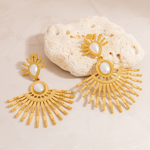 Pendientes de moda con imitación de perlas, chapados en oro, de acero de titanio, joyería para fiesta EH11857 - Product Image 2